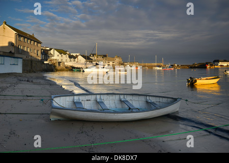 Festgemachten Boote am Hafen Strand auf St Mary's, Scilly-Inseln Stockfoto