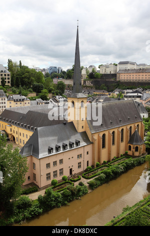 Die Abtei Neumünster im Grund Viertel von Luxemburg-Stadt. Der Fluss Alzette fließt durch die Stadt. Stockfoto