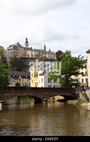 Der Fluss Alzette fließt durch Luxemburg Stadt. Der Grund liegt am anderen Ufer. Stockfoto