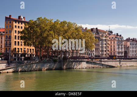 Gebäudefassaden an den Ufern des Flusses Saône. Stockfoto