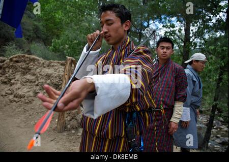 8. Mai 2011 - sorgt Thimphu, BHUTAN-Königreich - ein nicht identifizierter Spieler seinen Pfeil gerade bei einem Freundschaftsspiel außerhalb der Hauptstadt Thimphu, Bhutan. Er trägt den traditionellen Goh. . Bogenschießen ist der Nationalsport der kleinen Himalaya-Königreich Bhutan. Wettbewerbe finden jede Woche in Dörfern und Städten ganz über dem Land statt und gibt einen deftigen zeigen Farbe und exc Stockfoto
