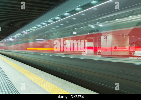 Ein Zug zieht in Bahnhof Porta Susa. Stockfoto