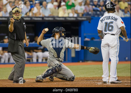 21. Juli 2011 - Toronto, Ontario, Kanada - Toronto Blue Jays linker Feldspieler Corey Patterson (16) hat einen Streik im unteren Teil der siebten Inning gegen die Seattle Mariners. Die Toronto Blue Jays gegen die Seattle Mariners 7 - 5 im Rogers Centre, Toronto Ontario. (Kredit-Bild: © Keith Hamilton/Southcreek Global/ZUMAPRESS.com) Stockfoto