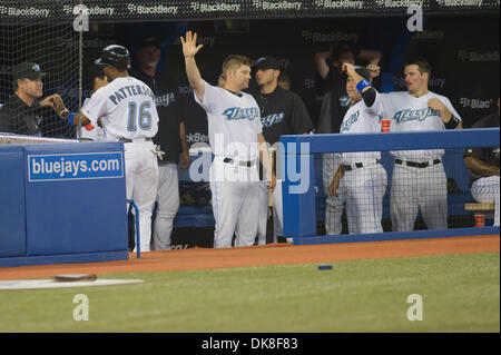 21. Juli 2011 - Toronto, Ontario, Kanada - Toronto Blue Jays linker Feldspieler Corey Patterson (16) trifft in der Unterseite des siebten Inning gegen die Seattle Mariners. Die Toronto Blue Jays gegen die Seattle Mariners 7 - 5 im Rogers Centre, Toronto Ontario. (Kredit-Bild: © Keith Hamilton/Southcreek Global/ZUMAPRESS.com) Stockfoto