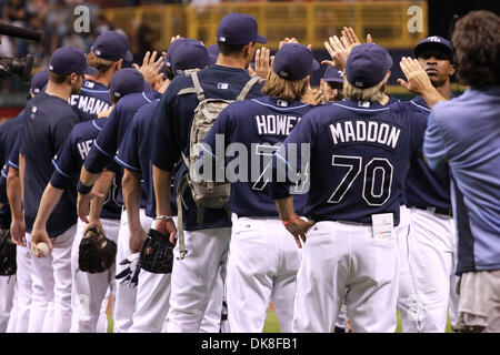 21. Juli 2011 - St. Petersburg, Florida, USA - die Tampa Bay Rays zu feiern, nach dem Gewinn des Spiels oben zwischen den Tampa Bay Rays und New York Yankees im Tropicana Field mit einem Ergebnis von 2: 1 (Credit-Bild: © Luke Johnson/Southcreek Global/ZUMApress.com) Stockfoto