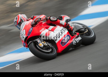 22. Juli 2011 - Salinas, Kalifornien, USA - Nicky Hayden (USA) (69) auf der Factory Team Ducati fährt während des Trainings bei der Red Bull U.S. Grand Prix Mazda Raceway Laguna Seca in Salinas, CA. (Credit-Bild: © Matt Cohen/Southcreek Global/ZUMAPRESS.com) Stockfoto