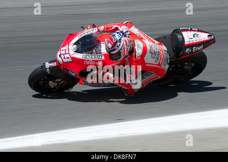 22. Juli 2011 - Salinas, Kalifornien, USA - Nicky Hayden (USA) (69) auf der Factory Team Ducati fährt während des Trainings bei der Red Bull U.S. Grand Prix Mazda Raceway Laguna Seca in Salinas, CA. (Credit-Bild: © Matt Cohen/Southcreek Global/ZUMAPRESS.com) Stockfoto