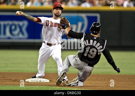 22. Juli 2011 - Schlüpfe in Phoenix, Arizona, USA - Arizona-Diamantmarkierungen dritte Baseman Ryan Roberts (14) Kurven versucht, eine doppelte drehen Colorado Rockies Outfielder Ryan Spilborghs (19) Dias in zweiten Base. Die Diamondbacks und Rockies quadriert weg in das erste Spiel der vier Spielserie im Chase Field in Phoenix, Arizona. (Kredit-Bild: © Chris Pondy/Southcreek Global/ZUMAPRESS.c Stockfoto