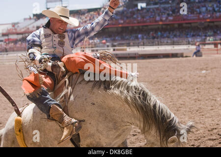 23. Juli 2011 - führt Cheyenne, Wyoming, USA - Rodeo - STEVE WOOLEY im Bull Riding Wettbewerb während der Cheyenne Frontier Days, der weltweit größte outdoor-Rodeo mit über 1.500 Teilnehmern und eine Annäherung an $ 1 Million Preisgeld. Jetzt im 115. Jahr bietet dieser westlichen Feier eine einzigartige Kombination von PRCA Rodeo Tagesaktivitäten und Abendkonzerte mit Top-will Stockfoto