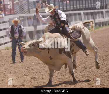 23. Juli 2011 - führt Cheyenne, Wyoming, USA - Rodeo - WESLEY SILCOX im Bull Riding Wettbewerb während der Cheyenne Frontier Days, der weltweit größte outdoor-Rodeo mit über 1.500 Teilnehmern und eine Annäherung an $ 1 Million Preisgeld. Jetzt im 115. Jahr bietet dieser westlichen Feier eine einzigartige Kombination von PRCA Rodeo Tagesaktivitäten und Abendkonzerte mit Top-fli Stockfoto