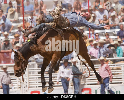 23. Juli 2011 - führt Cheyenne, Wyoming, USA - Rodeo - BUBBA HUDSON im Bareback Riding Wettbewerb während der Cheyenne Frontier Days, der weltweit größte outdoor-Rodeo mit über 1.500 Teilnehmern und eine Annäherung an $ 1 Million Preisgeld. Jetzt im 115. Jahr bietet dieser westlichen Feier eine einzigartige Kombination von PRCA Rodeo Tagesaktivitäten und Abendkonzerte mit Top- Stockfoto