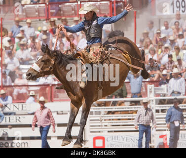 23. Juli 2011 - führt Cheyenne, Wyoming, USA - Rodeo - WILL SMITH im Sattel Bronc Reiten Wettbewerb während der Cheyenne Frontier Days, der weltweit größte outdoor-Rodeo mit über 1.500 Teilnehmern und eine Annäherung an $ 1 Million Preisgeld. Jetzt im 115. Jahr bietet dieser westlichen Feier eine einzigartige Kombination von PRCA Rodeo Tagesaktivitäten und Abendkonzerte mit zu Stockfoto