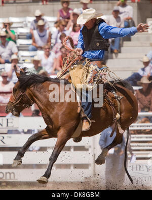 23. Juli 2011 - führt Cheyenne, Wyoming, USA - Rodeo - LUKE MORGAN in der Rookie Sattel Bronc Reiten Wettbewerb während der Cheyenne Frontier Days, der weltweit größte outdoor-Rodeo mit über 1.500 Teilnehmern und eine Annäherung an $ 1 Million Preisgeld. Jetzt im 115. Jahr bietet dieser westlichen Feier eine einzigartige Kombination von PRCA Rodeo Tagesaktivitäten und Abendkonzerte Stockfoto