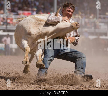 23. Juli 2011 - führt Cheyenne, Wyoming, USA - Rodeo - JESSE JOLLY im Steer Wrestling Wettbewerb während der Cheyenne Frontier Days, der weltweit größte outdoor-Rodeo mit über 1.500 Teilnehmern und eine Annäherung an $ 1 Million Preisgeld. Jetzt im 115. Jahr bietet dieser westlichen Feier eine einzigartige Kombination von PRCA Rodeo Tagesaktivitäten und Abendkonzerte mit Top-f Stockfoto