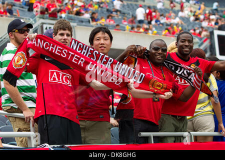 23. Juli 2011 - Chicago, Illinois, USA - Fans von Manchester United vor Beginn der internationalen Freundschaftsspiel zwischen Manchester United und Chicago Fire am Soldier Field in Chicago, IL. Manchester United besiegte das Feuer 3: 1. (Kredit-Bild: © Geoffrey Siehr/Southcreek Global/ZUMAPRESS.com) Stockfoto