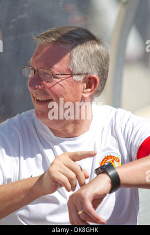 23. Juli 2011 - Chicago, Illinois, USA - Manchester United Manager Sir Alex Ferguson vor Beginn der internationalen Freundschaftsspiel zwischen Manchester United und Chicago Fire am Soldier Field in Chicago, IL. Manchester United besiegte das Feuer 3: 1. (Kredit-Bild: © Geoffrey Siehr/Southcreek Global/ZUMAPRESS.com) Stockfoto