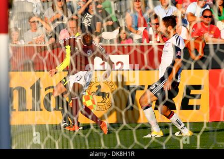 23. Juli 2011 - Uhren Commerce City, Colorado, USA - Colorado Rapids Mittelfeldspieler Sanna Nyassi (23) den Ball, nachdem er einen Pass vor dem Netz macht.  Die Stromschnellen veranstaltete die Revolution am Dick's Sporting Goods Park in Commerce City, CO. (Credit-Bild: © Jesaja Downing/Southcreek Global/ZUMApress.com) Stockfoto