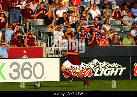 23. Juli 2011 - Commerce City, Colorado, USA - Colorado Rapids Mittelfeldspieler Brian Mullan (11) die Kugel Upfield bewegt sich wie Fans ihre Augen vor der Sonne in der ersten Hälfte zu schützen.  Die Stromschnellen veranstaltete die Revolution am Dick's Sporting Goods Park in Commerce City, CO. (Credit-Bild: © Jesaja Downing/Southcreek Global/ZUMApress.com) Stockfoto