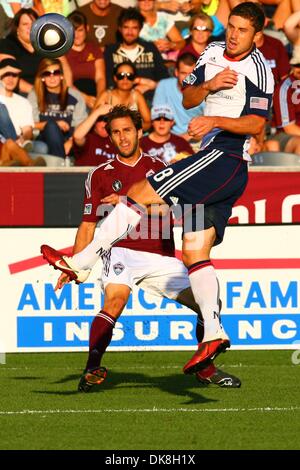 23. Juli 2011 - kickt Commerce City, Colorado, USA - Colorado Rapids Mittelfeldspieler Brian Mullan (11) den Ball vorbei an New England Revolution Verteidiger Chris Tierney (8) in der ersten Hälfte.  Die Stromschnellen veranstaltete die Revolution am Dick's Sporting Goods Park in Commerce City, CO. (Credit-Bild: © Jesaja Downing/Southcreek Global/ZUMApress.com) Stockfoto