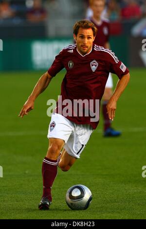 23. Juli 2011 - Commerce City, Colorado, USA - Colorado Rapids Mittelfeldspieler Brian Mullan (11) bewegt sich die Kugel Upfield.  Die Stromschnellen veranstaltete die Revolution am Dick's Sporting Goods Park in Commerce City, CO. (Credit-Bild: © Jesaja Downing/Southcreek Global/ZUMApress.com) Stockfoto