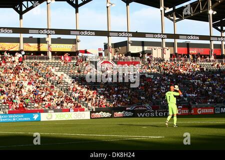 23. Juli 2011 - ruft Commerce City, Colorado, USA - New England Revolution Torwart Matt Reis (1) zu seinem Team als Schatten auf dem Feld fallen.  Die Stromschnellen veranstaltete die Revolution am Dick's Sporting Goods Park in Commerce City, CO. (Credit-Bild: © Jesaja Downing/Southcreek Global/ZUMApress.com) Stockfoto