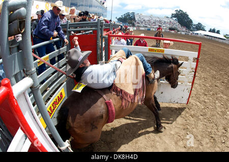 23. Juli 2011 - Salinas, Kalifornien, USA - Bareback Reiter Cesar '' Kind '' Bañuelos von Los Angeles, CA reitet Kick A Meile an der California Rodeo Salinas in Salinas, CA. (Credit-Bild: © Matt Cohen/Southcreek Global/ZUMAPRESS.com) Stockfoto