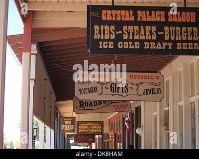 Anzeichen für verschiedene Geschäfte in der historischen amerikanischen Old West Stadt Tombstone, Arizona, USA Stockfoto