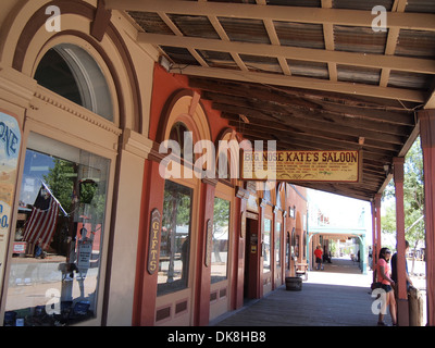 Big Nose Kate Salon mitten in den verschiedenen Geschäften in der historischen amerikanischen Old West Stadt Tombstone, Arizona, USA Stockfoto