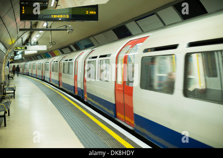 U-Bahn in London. Triebwagen in u-Bahn Stockfoto