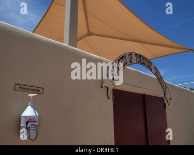 Kostenlose Sonnencreme angeboten am Eingang zum Straßen Grabstein Theater in der amerikanischen Old westlich von Tombstone, Arizona, USA Stockfoto