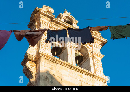 Trocknen von Wäsche auf dem Hintergrund Od Kirche Glockenturm in Korcula, Kroatien Stockfoto