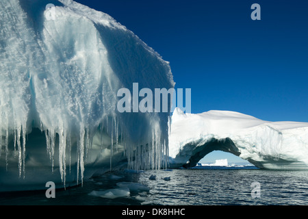 Antarktis, hängt Eiszapfen von schmelzenden Eisberg vom Petermann Island in der Nähe von Lemaire-Kanal Stockfoto