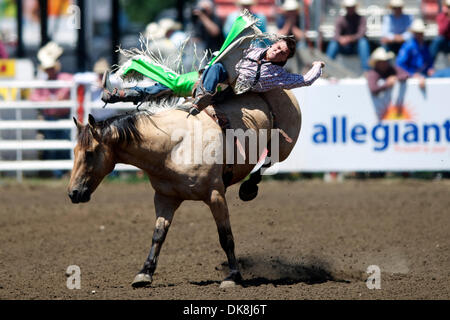 24. Juli 2011 - Salinas, Kalifornien, USA - Caleb Bennett von Morgan, UT reitet Angriff während der kurzen Runde bei der California Rodeo Salinas in Salinas, CA. (Credit-Bild: © Matt Cohen/Southcreek Global/ZUMAPRESS.com) Stockfoto