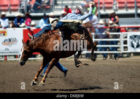 24. Juli 2011 - Salinas, Kalifornien, USA - Bareback Reiter Lee Lantz von Molalla, oder reitet Citation während der kurzen Runde bei der California Rodeo Salinas in Salinas, CA. (Credit-Bild: © Matt Cohen/Southcreek Global/ZUMAPRESS.com) Stockfoto