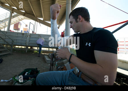 24. Juli 2011 - Salinas, Kalifornien, USA - Bareback Reiter Matt Bright Azle, TX Bänder in seinem arm die kurze Runde in Kalifornien Rodeo Salinas in Salinas, CA. (Credit-Bild: © Matt Cohen/Southcreek Global/ZUMAPRESS.com) Stockfoto