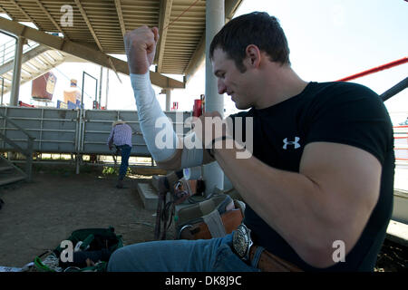 24. Juli 2011 - Salinas, Kalifornien, USA - Bareback Reiter Matt Bright Azle, TX Bänder in seinem arm die kurze Runde in Kalifornien Rodeo Salinas in Salinas, CA. (Credit-Bild: © Matt Cohen/Southcreek Global/ZUMAPRESS.com) Stockfoto