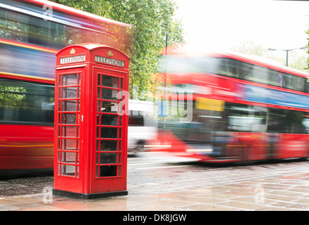 Rote Telefon Kabine und Bus in London. Vintage Telefon Cabine monumentale Stockfoto