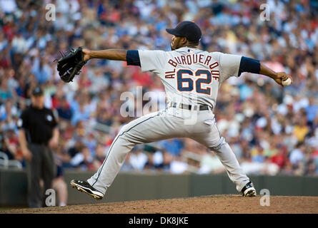 24. Juli 2011 - Minneapolis, Minnesota, Vereinigte Staaten von Amerika - 24. Juli 2011: Detroit Tigers Entlastung Krug Al Alburquerque (62) liefert einen Stellplatz im siebten Inning des Spiels zwischen den Minnesota Twins und Detroit Tigers am Zielfeld in Minneapolis, Minnesota.    Die Tiger besiegte die Zwillinge 5-2. (Kredit-Bild: © Marilyn Indahl/Southcreek Global/ZUMAPRESS.com) Stockfoto