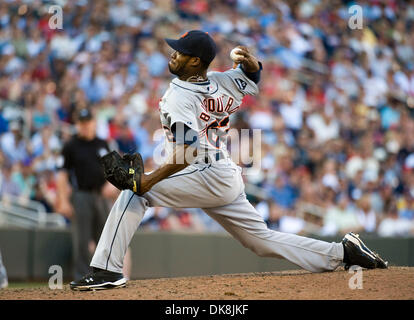 24. Juli 2011 - Minneapolis, Minnesota, Vereinigte Staaten von Amerika - 24. Juli 2011: Detroit Tigers Entlastung Krug Al Alburquerque (62) liefert einen Stellplatz im siebten Inning des Spiels zwischen den Minnesota Twins und Detroit Tigers am Zielfeld in Minneapolis, Minnesota.    Die Tiger besiegte die Zwillinge 5-2. (Kredit-Bild: © Marilyn Indahl/Southcreek Global/ZUMAPRESS.com) Stockfoto