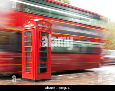 Rote Telefon Kabine und Bus in London. Vintage Telefon Cabine monumentale Stockfoto