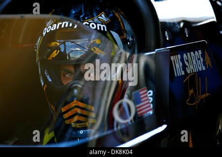 24. Juli 2011 - Morrison, Colorado, USA - Tony Schumacher Treiber für US Armee-DSR-TF-TEAM sucht vor der dritten Runde der Top Fuel Eliminierungen bei den 32. jährlichen Mopar kilometerhohen NHRA Nationals auf Bandimere Speedway in Morrison, CO. (Credit-Bild: © Jesaja Downing/Southcreek Global/ZUMApress.com) Stockfoto