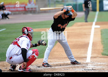 24. Juli 2011 - Camden, New Jersey, Vereinigte Staaten von Amerika - Kraig Binick Long Island Enten vermeidet einen Stellplatz bei einem Atlantic League Spiel gegen den Camden-Riverharks in Camden, New Jersey. Die Riversharks schlagen die Enten 6-2. (Kredit-Bild: © Ken Inness/Southcreek Global/ZUMApress.com) Stockfoto