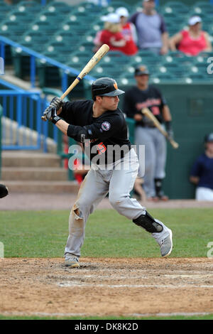 24. Juli 2011 Fledermäuse - Camden, New Jersey, Vereinigte Staaten von Amerika - j.r. Haus des Long Island Enten bei einem Atlantic League Spiel gegen den Camden-Riverharks in Camden, New Jersey. Die Riversharks schlagen die Enten 6-2. (Kredit-Bild: © Ken Inness/Southcreek Global/ZUMApress.com) Stockfoto