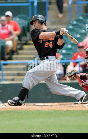 24. Juli 2011 folgt - Camden, New Jersey, Vereinigte Staaten von Amerika - Long Island Enten Teig Kraig Binick durch seine Schaukel ein Atlantic League Spiel gegen den Camden-Riversharks in Camden, New Jersey. Die Riversharks schlagen die Enten 6-2. (Kredit-Bild: © Ken Inness/Southcreek Global/ZUMApress.com) Stockfoto