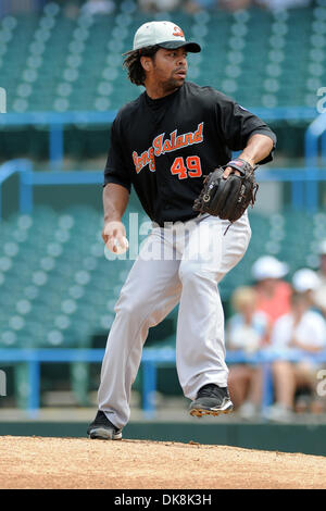 24. Juli 2011 - Camden, New Jersey, Vereinigte Staaten von Amerika - Long Island Enten Krug Ruddy Lugo liefert einen Stellplatz bei einem Atlantic League Spiel gegen den Camden-Riversharks in Camden, New Jersey. Die Riversharks schlagen die Enten 6-2. (Kredit-Bild: © Ken Inness/Southcreek Global/ZUMApress.com) Stockfoto