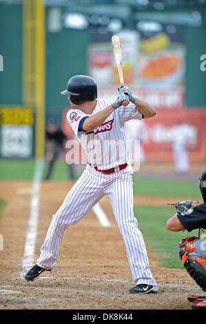 24. Juli 2011 - Camden, New Jersey, Vereinigte Staaten von Amerika - Camden Riversharks Teig Drew Macias Treffer in einem Atlantic League-Spiel gegen die Long Island Ducks in Camden, New Jersey. Die Riversharks schlagen die Enten 6-2. (Kredit-Bild: © Ken Inness/Southcreek Global/ZUMApress.com) Stockfoto