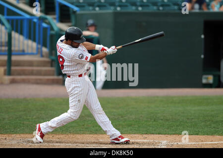 24. Juli 2011 - Camden, New Jersey, Vereinigte Staaten von Amerika - Camden Riversharks Teig Pedro Feliz Schaukeln in einer Tonhöhe in einem Atlantic League-Spiel gegen die Long Island Ducks in Camden, New Jersey. Die Riversharks schlagen die Enten 6-2. (Kredit-Bild: © Ken Inness/Southcreek Global/ZUMApress.com) Stockfoto