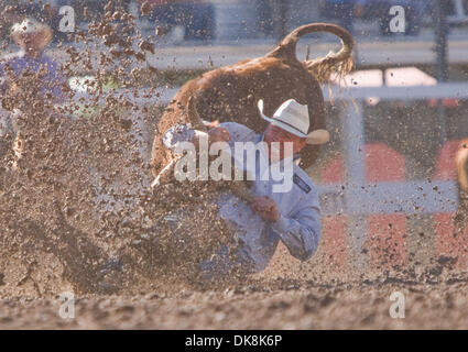 25. Juli 2011 - führt Cheyenne, Wyoming, USA - Rodeo - KYLE HUGHES im Steer Wrestling Wettbewerb während der Cheyenne Frontier Days, der weltweit größte outdoor-Rodeo mit über 1.500 Teilnehmern und eine Annäherung an $ 1 Million Preisgeld. Jetzt im 115. Jahr bietet dieser westlichen Feier eine einzigartige Kombination von PRCA Rodeo Tagesaktivitäten und Abendkonzerte mit Top-f Stockfoto