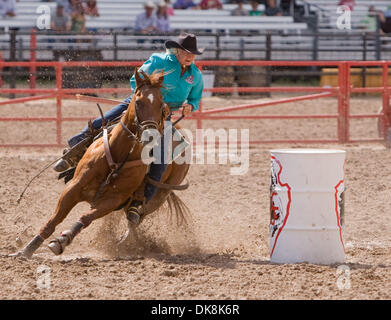 25. Juli 2011 - Cheyenne, Wyoming, USA - Rodeo - JUNE HOLEMAN, der älteste Teilnehmer des Wettbewerbs zu Barrel Racing bei 68, während Cheyenne Frontier Days, der weltweit größte outdoor-Rodeo mit über 1.500 Teilnehmern und insgesamt Geldbörse nahenden $ 1 Million. Jetzt im 115. Jahr bietet dieser westlichen Feier eine einzigartige Kombination von PRCA Rodeo Tagesaktivitäten und ev Stockfoto