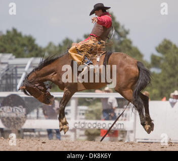 25. Juli 2011 - führt Cheyenne, Wyoming, USA - Rodeo - CHUCK SCHMIDT im Sadlle Bronc Reiten Wettbewerb während der Cheyenne Frontier Days, der weltweit größte outdoor-Rodeo mit über 1.500 Teilnehmern und eine Annäherung an $ 1 Million Preisgeld. Jetzt im 115. Jahr bietet dieser westlichen Feier eine einzigartige Kombination von PRCA Rodeo Tagesaktivitäten und Abendkonzerte mit Stockfoto